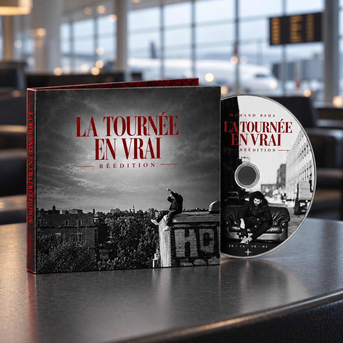 Digipack et CD de LA TOURNÉE EN VRAI — RÉÉDITION dans un terminal d’aéroport.